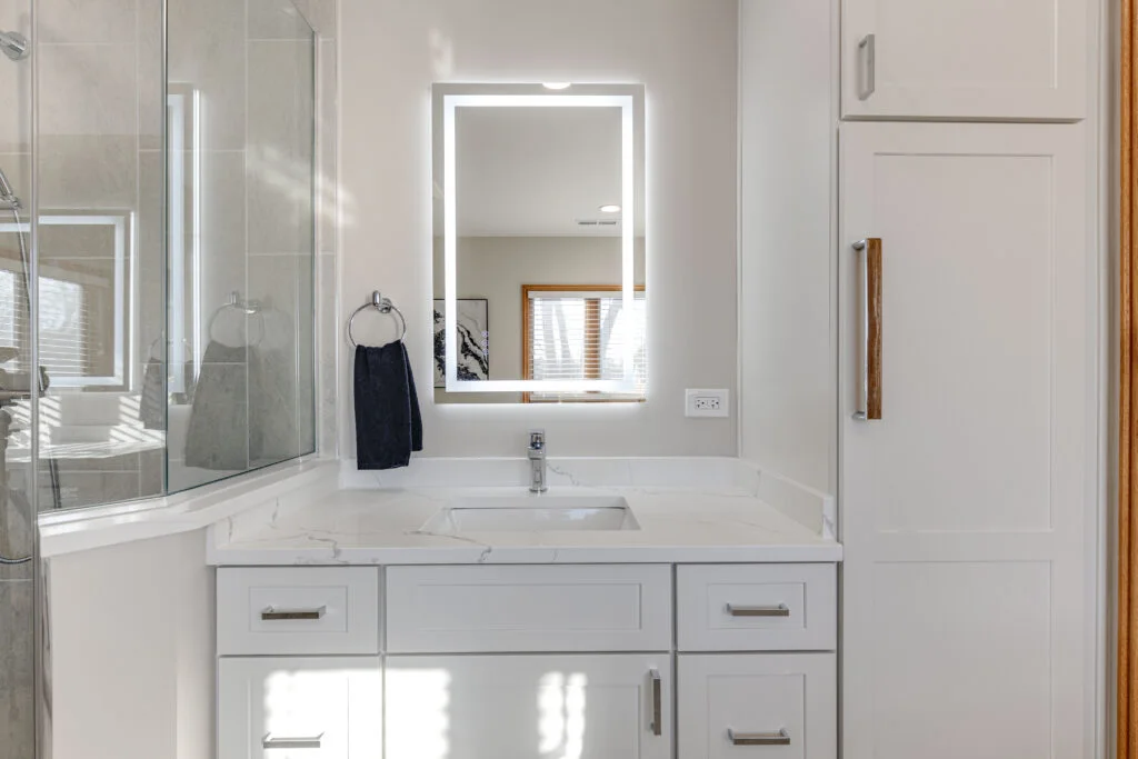 Shaker vanity with white quartz top